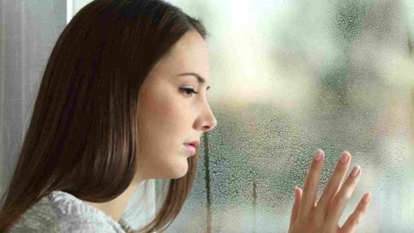 من أعراض اكتئاب الشتاء الشعور بالقلق أو الانفعال