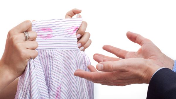 أحيانًا تعيش المرأة في ذل ومهانة في حياتها الزوجية وتخشى طلب الطلاق