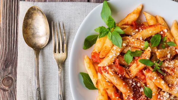 باستا حمراء لمائدة الفالنتاين