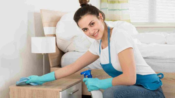 بلل منديلاً بالعطر المفضل لديك، ثم مرره على الخشب بلل منديلاً بالعطر المفضل لديك، ثم مرره على الخشب