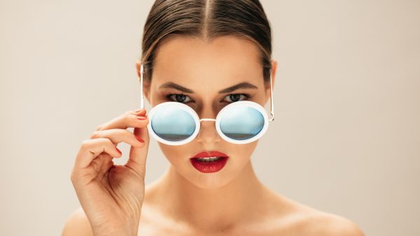 ثلاث صيحات للنظارات الشمسية يمكنك تجربتها هذا الصيف من خبراء عدسات