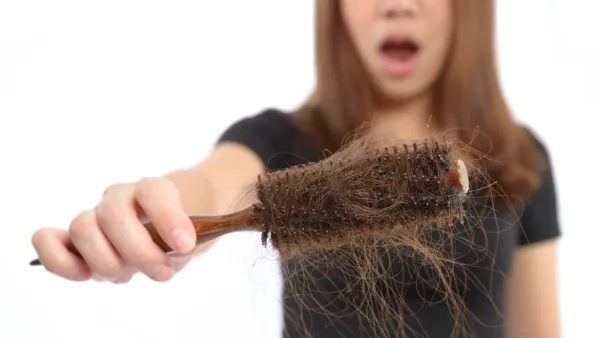 يمكن أن يعزز زيت إبرة الراعي نمو الشعر من خلال تعزيز الدورة الدموية بشكل أفضل