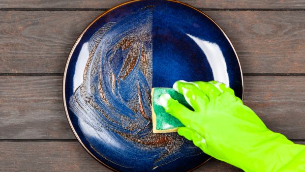 نظافة أطباق الطعام بإستمرار وعدم وضعها في حوض الغسيل فترة طويلة نظافة أطباق الطعام بإستمرار وعدم وضعها في حوض الغسيل فترة طويلة