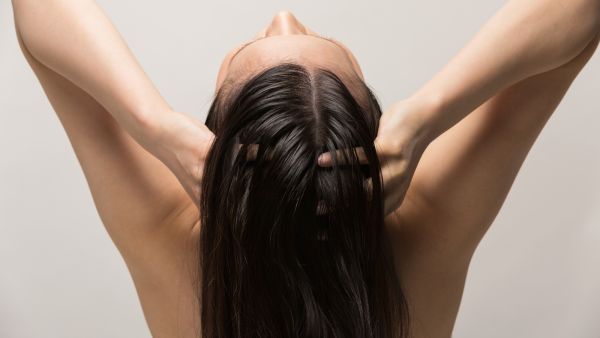 خطوات تساعد في تهدئة فروة الرأس
