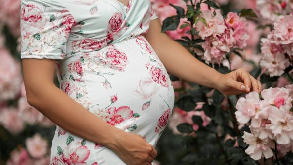 يتطلب الحمل ارتداء ملابس مريحة ويشكل فرصة مميزة لتعزيز أنوثتك خلال هذه الفترة