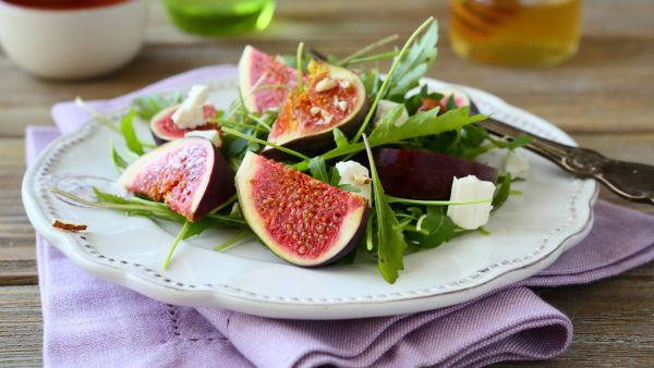 سلطة التين مع كرات الجبنة
