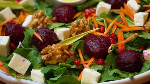 سلطة الشمندر والجوز المكرمل