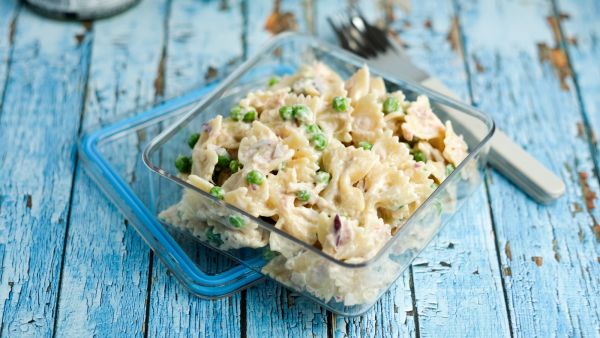 سلطة المعكرونة بالمايونيز والزبادي
