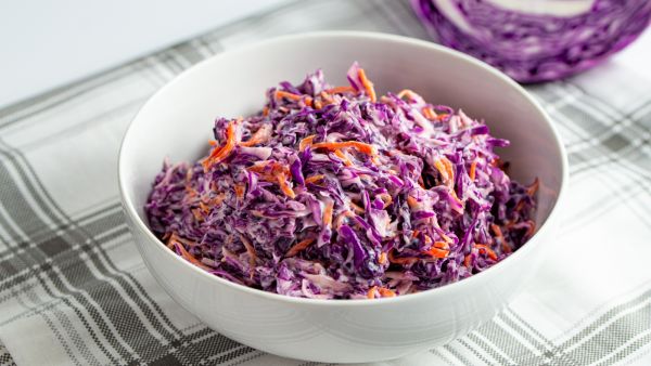 سلطة الملفوف الأحمر بالجزر والمايونيز