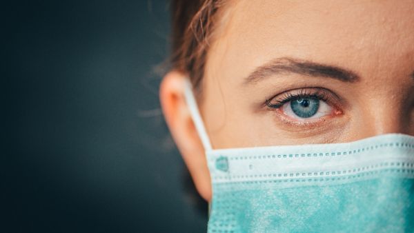 يمكن للفيروسات أن تؤدي إلى التهاب الملتحمة إذا انتقل الفيروس مباشرة إلى العين