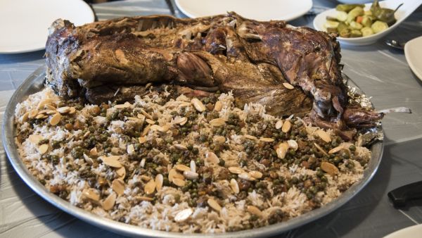 خروف محشي بالأرز والتوابل