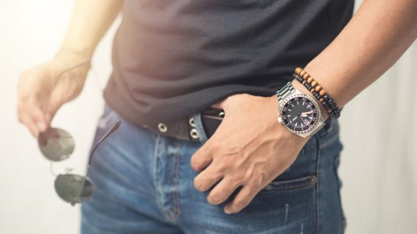 الأساور الجلدية تتناسب بشدة مع بنطلونات الجينز