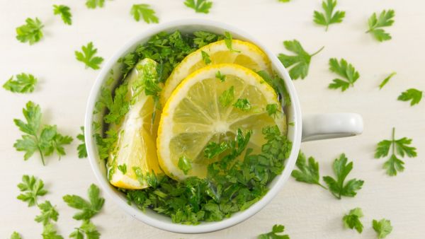 مشروب الليمونادة مع البقدونس