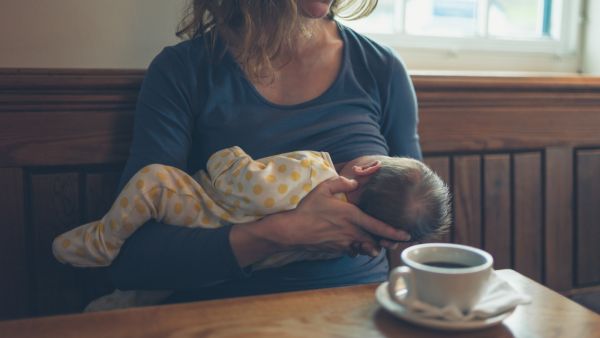 حتى يتمكن الطفل من الامساك بالحلمة بطريقة صحيحة يجب أن يكون الثدي في مكان مناسب