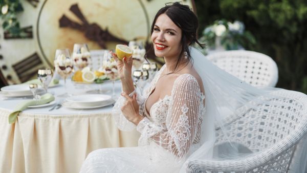 الفاكهة تعمل على تنظيم توازن السوائل والمعادن في الجسم  الفاكهة تعمل على تنظيم توازن السوائل والمعادن في الجسم