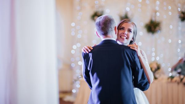 إذا دفعتكِ الظروف إلى أن يكون والدكِ بعيدًا عنك فيجعلكِ ذلك من النساء اللاتي يتمسكن بعلاقاتهن العاطفية إذا دفعتكِ الظروف إلى أن يكون والدكِ بعيدًا عنك فيجعلكِ ذلك من النساء اللاتي يتمسكن بعلاقاتهن العاطفية