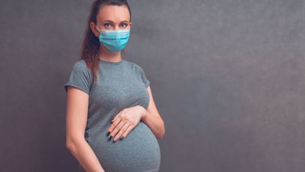النساء الحوامل معرضات لخطر متزايد ويعانون عادة من مضاعفات كوفيد-19