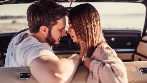 مدى تأثير القبلة على الرجل