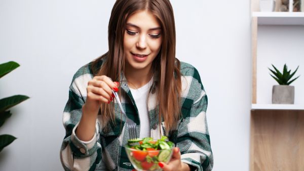 يعتمد الريجيم بشكل أساسي على البروتينات بالإضافة إلى الإقلال من النشويات والسكريات