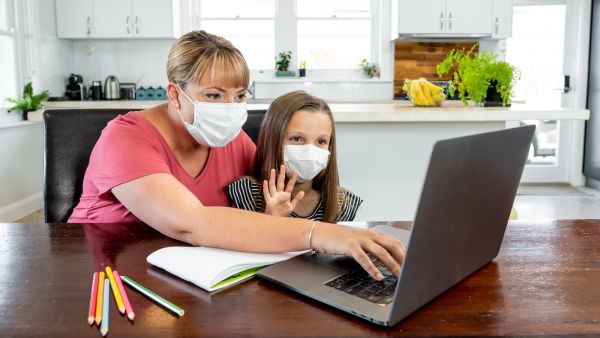 يجب أن يكون هناك شخص ما للإشراف على دروس الطفل عبر الإنترنت