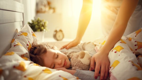 يحتاج الأطفال من 11-14 ساعة للنوم وللأطفال في مرحلة ما قبل المدرسة يحتاجون من 10-13 ساعة