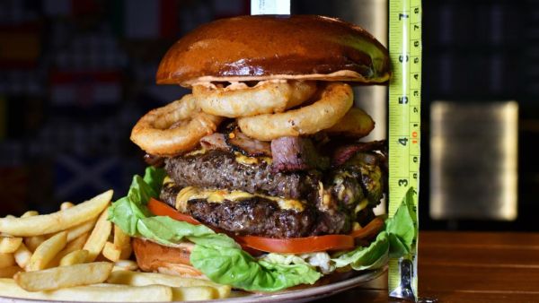 واجه تحدي البرجر العملاق "مونستر برجر" في مطعم بلاك سميث