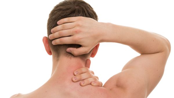 من أعراض الصّداع في خلفيّة الرأس الألم عند تحريك العنق