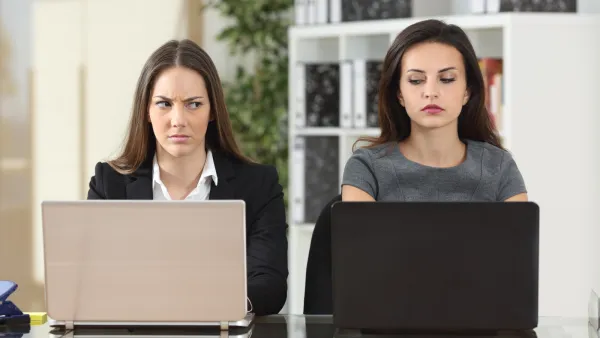 توقفي عن مقارنة نفسك بالآخرين فهذا يزيد من شعورك بالحزن