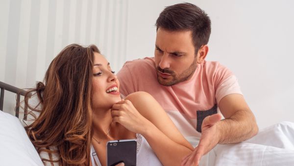 تجعلتك الغيرة تقوم بتفتيش هاتف شريكك عدة مرات وتبحث في محادثاته 