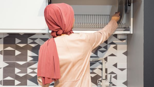 سارعي إلى غسل الأطباق التي قد تسبّب انتشار الروائح الكريهة