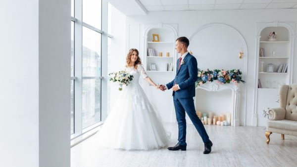 يجب اختيار فستان زفاف بسيط الذي يمكن أن يتناسب مع مكان إقامة حفل الزفاف