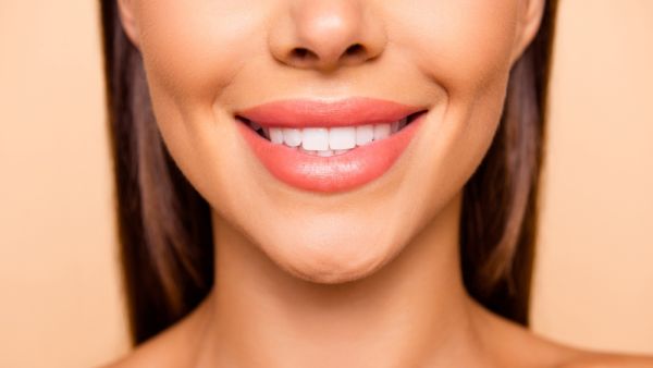 هناك بعض الأطعمة والتوابل يوصي أطباء الأسنان بالإبتعاد عنها 
