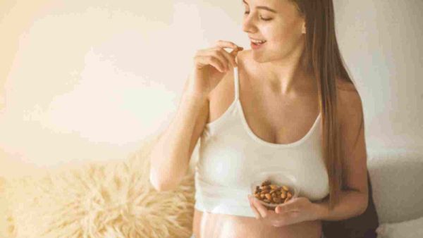 المكسرات بمختلف أنواعها صحية ومفيدة وفيما يتعلق باللوز