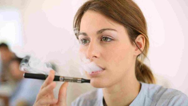 السيجارة الإلكترونية تتسبب صعوبات في عملية التنفس إلى جانب آلام في منطقة الصدر