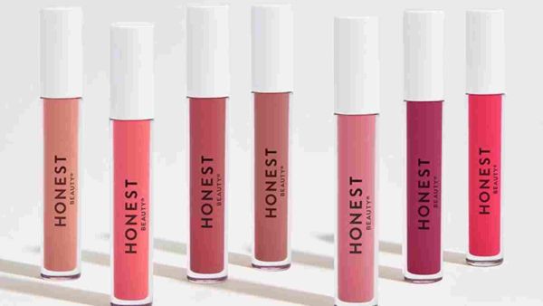 أحمر الشفاه أساسي لكل سيدة ويتنوع بالعديد من الألوان المغرية