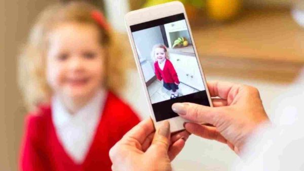من العادات المتبعة لكل العائلات حول العالم تصوير الطفل في أول يوم من الدراسة