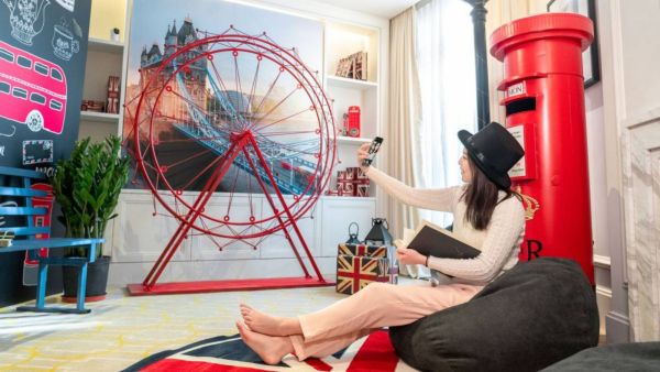 تم استيحاء غرفة رحلة إلى حدائق لندن التي تتيح هدوء المنتزهات الطبيعية التي تحيط بها المروج العشبية 