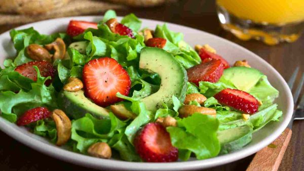 سلطة الأفوكادو والفراولة 