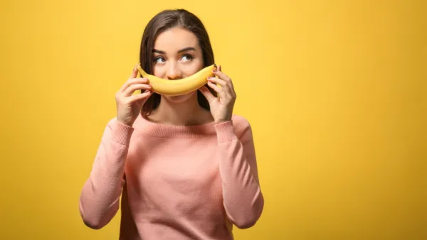  الموز يحتوي على مقدار جيد من فيتامين ب الذي يزود الجسم بالطاقة