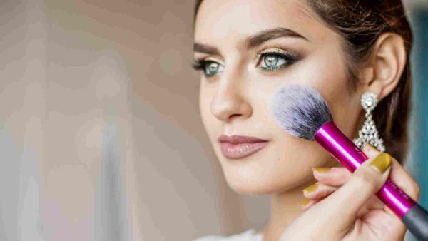 يجب تجربة المكياج قبل يوم الزفاف بشهرين تقريباً والتقاط الكثير من الصور يجب تجربة المكياج قبل يوم الزفاف بشهرين تقريباً والتقاط الكثير من الصور