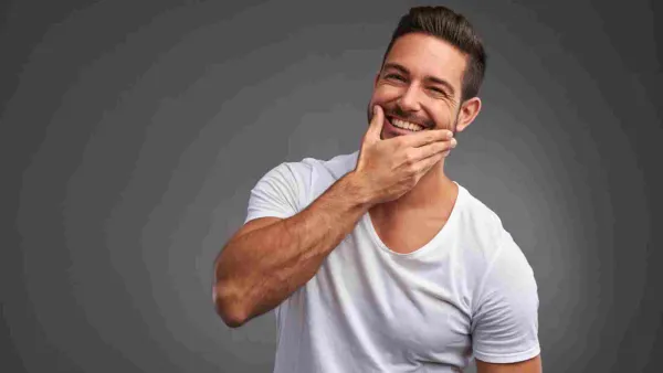 يجب شرب ليترين من الماء للقضاء على جفاف البشرة