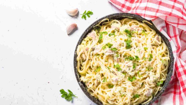 معكرونه بصلصه اللبن والثوم 