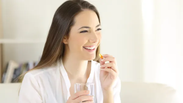 مكملًا غذائيًا قادرًا على تخفيف الانتفاخ الناجم عن الإفراط في الأكل والشرب