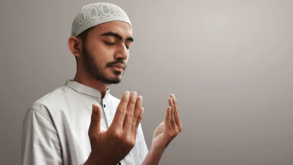 عيد الفطر سنناً وهي التكبير سراً وجهراً في المنازل