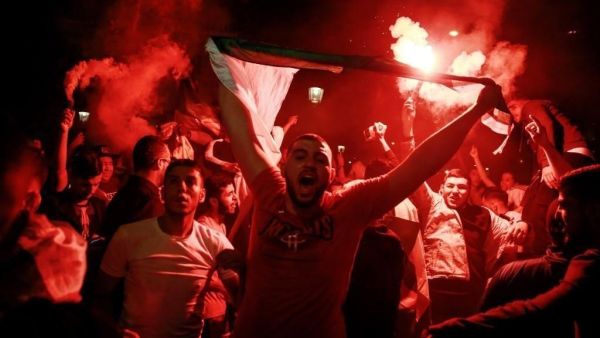  الآلاف من أنصار منتخب الجزائر لكرة القدم احتفلوا في شوارع فرنسا 