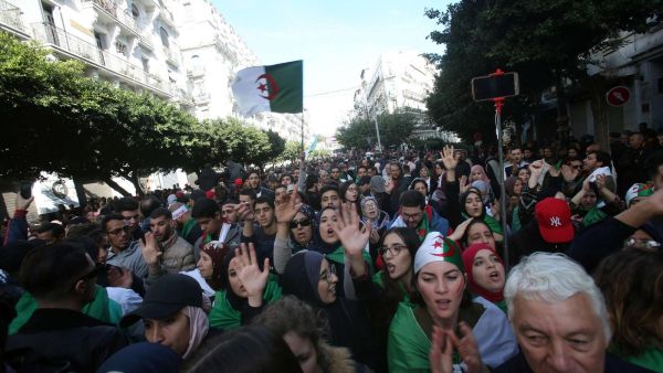 الآلاف يتظاهرون وسط العاصمة الجزائرية