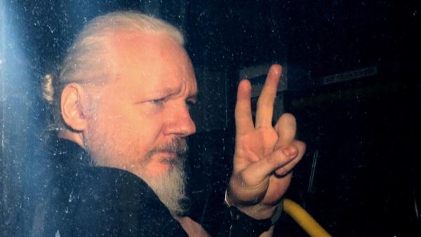  جوليان أسانج مؤسس موقع ويكيليكس