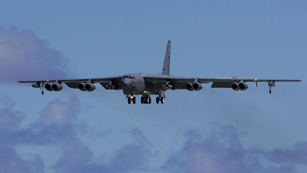 قاذفة من طراز "بي-52 "