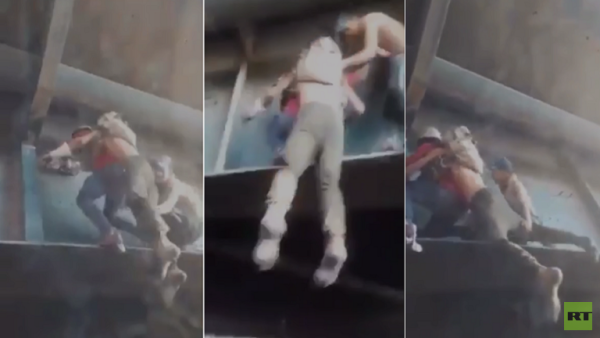 الفيديو يظهر متظاهرا عراقيا وهو ينقذ أحد الجرحى على جسر الجمهورية