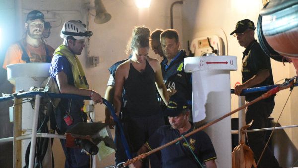 اعتقال قبطانة سفينة إغاثة تابعة لمنظمة ألمانية غير حكومية، بعدما رست عنوة في ميناء لامبيدوسا